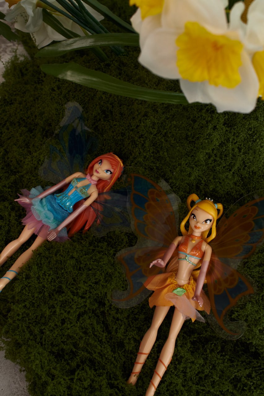 Три феи Winx среди цветов