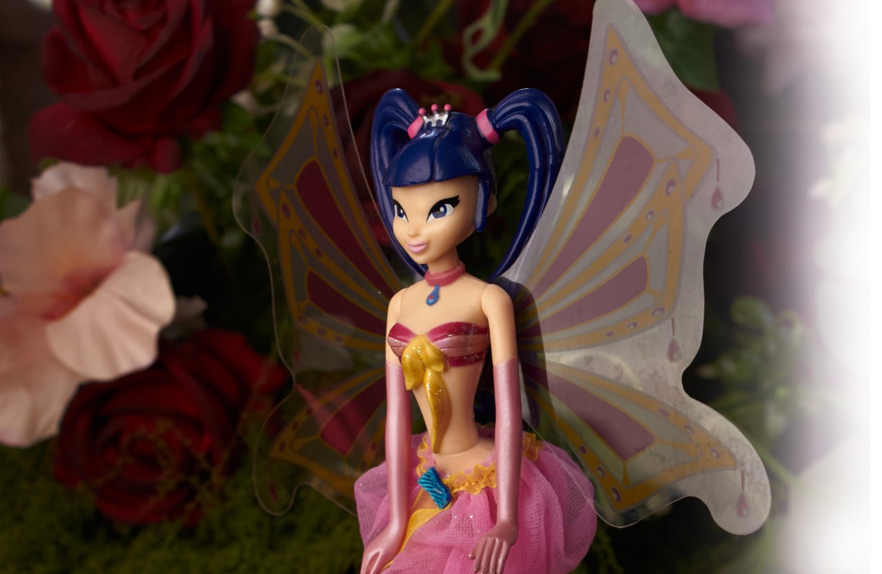 Фигурка Musa Winx с крыльями среди цветов